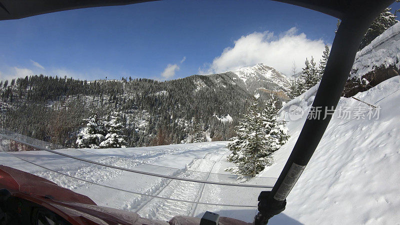 POV, ATV在早上的雪路上行驶